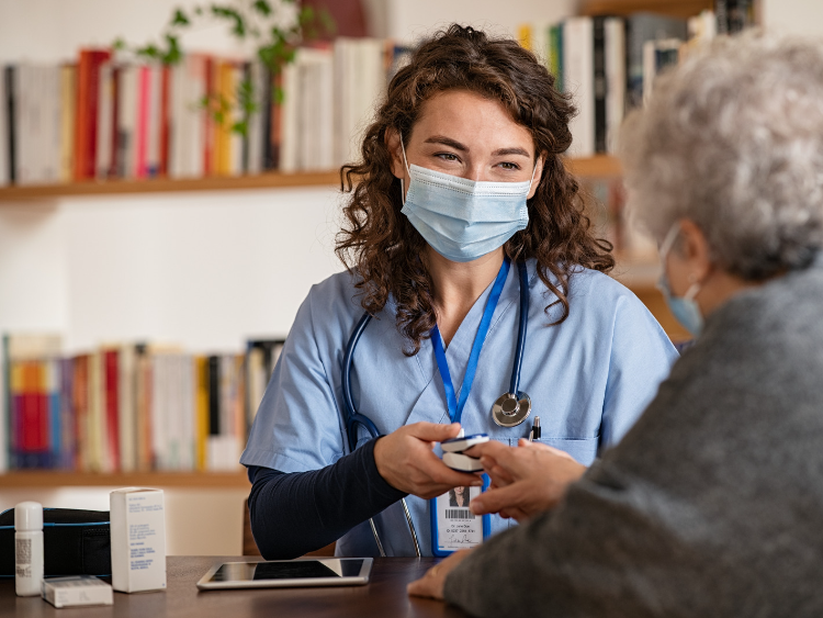 Docteur et patient en examen oxymétrique